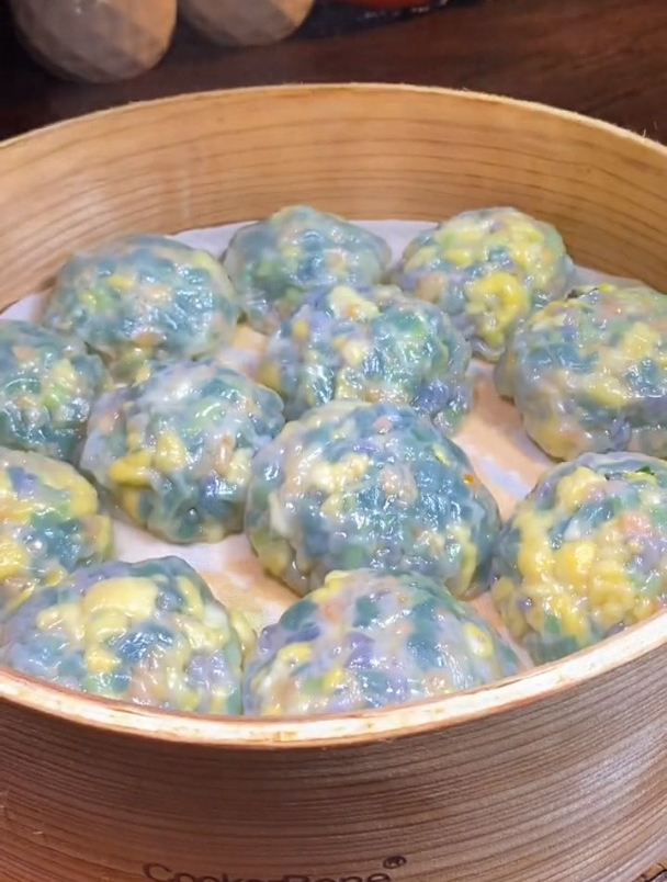 剩下的饺子皮,蒸了一锅皮薄馅大的素菜包子,味道太哇塞了