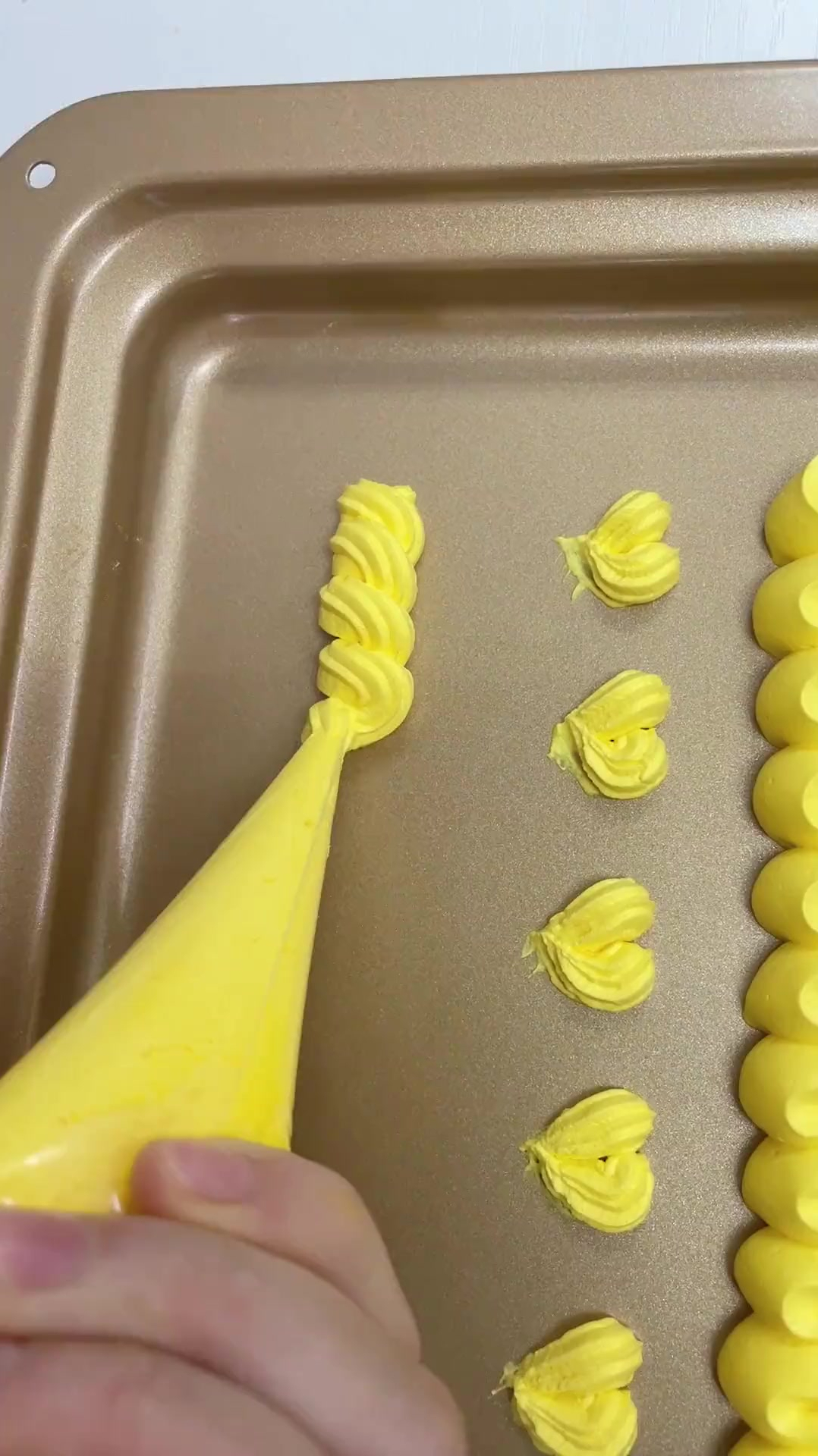 烘焙新手必看技巧:手工制作裱花嘴