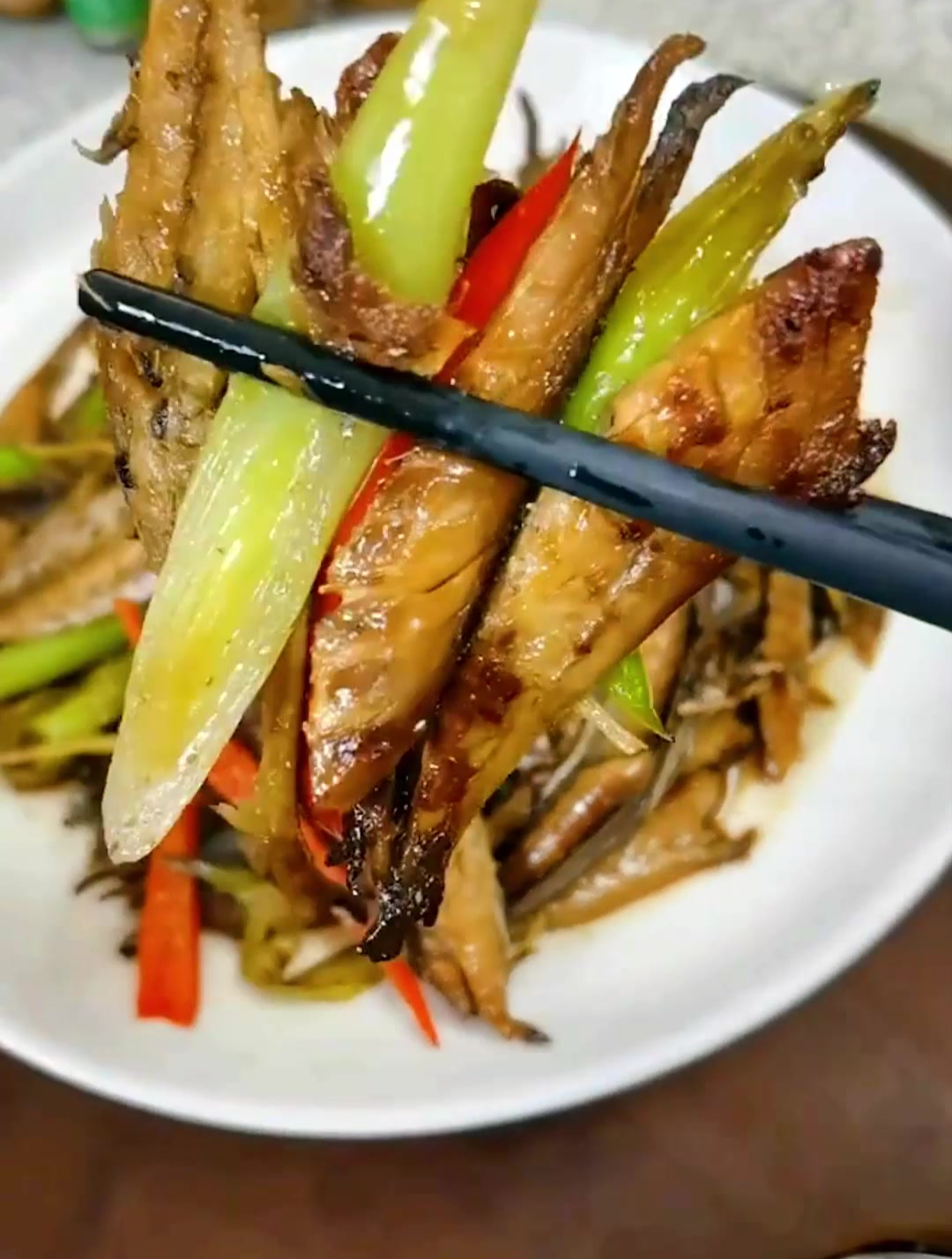 巴浪鱼脯在潮汕地区,最常吃的一种做法就是半煎煮,咸香又美味