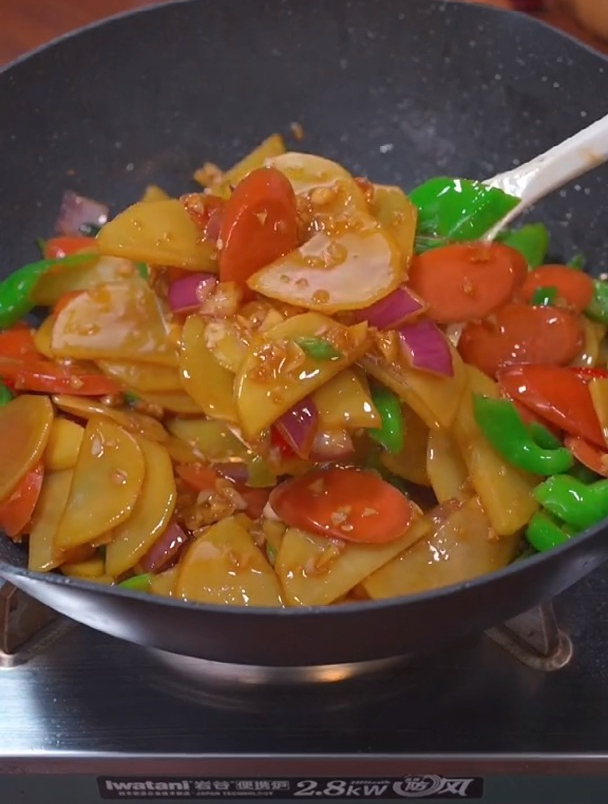 土豆和火腿炒在一起,做成简单又好吃的 家常菜 ~