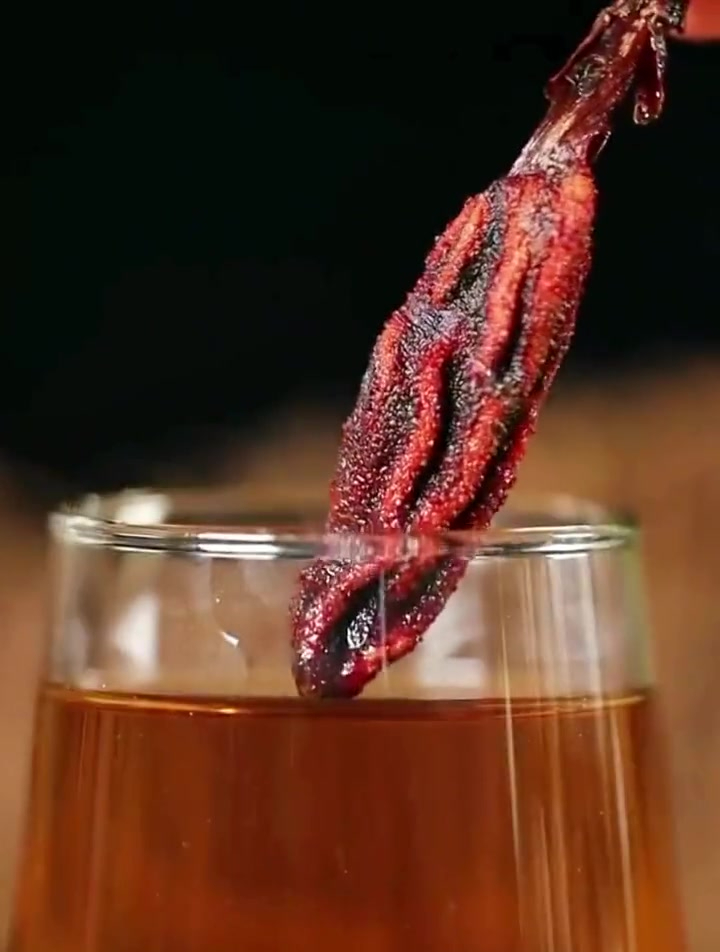 回春草又名顶天柱,可以拿来煮水煲汤泡酒,深受男人们的喜欢
