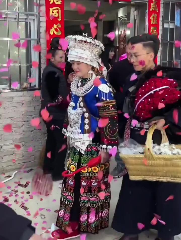 小花结婚了,祝你们新婚快乐,幸福长长久久,百年好合