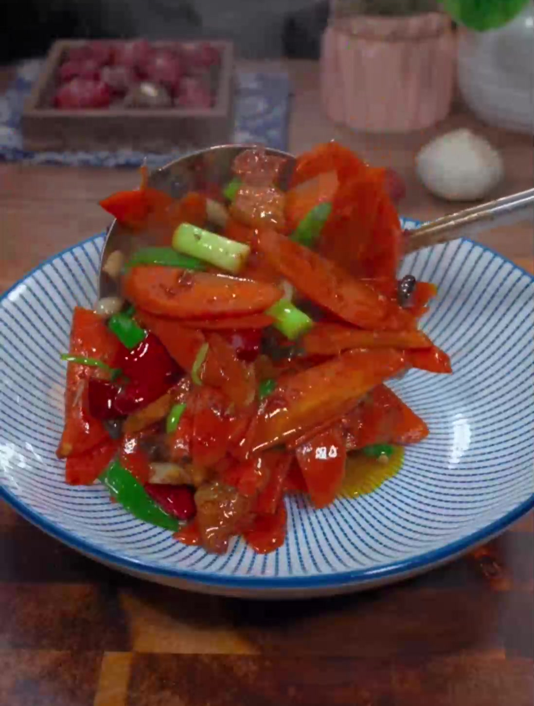 这样做对胡萝卜炒肉,实在是太下饭了