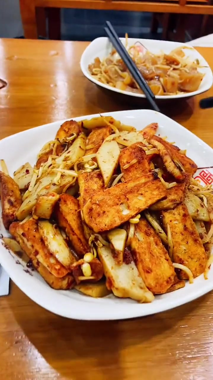 太原人专属碳水的快乐,炒面皮+灌肠焖饼,深夜下班解压美食