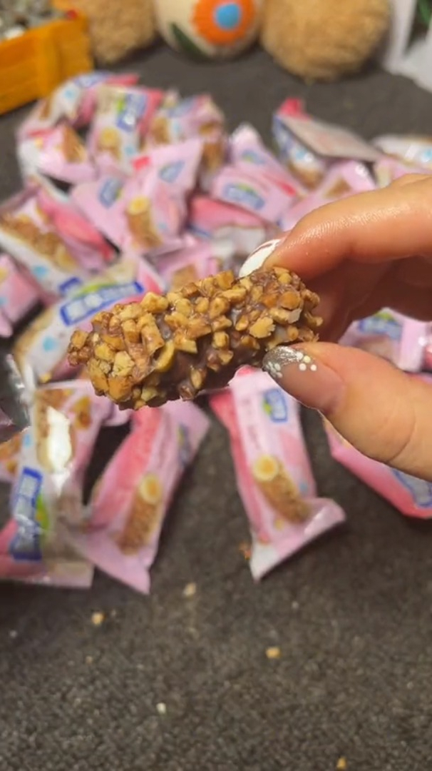 阿尔卑斯果仁夹心巧克力棒来了,香香脆脆的超好吃,根本停不下来,小时候的味道