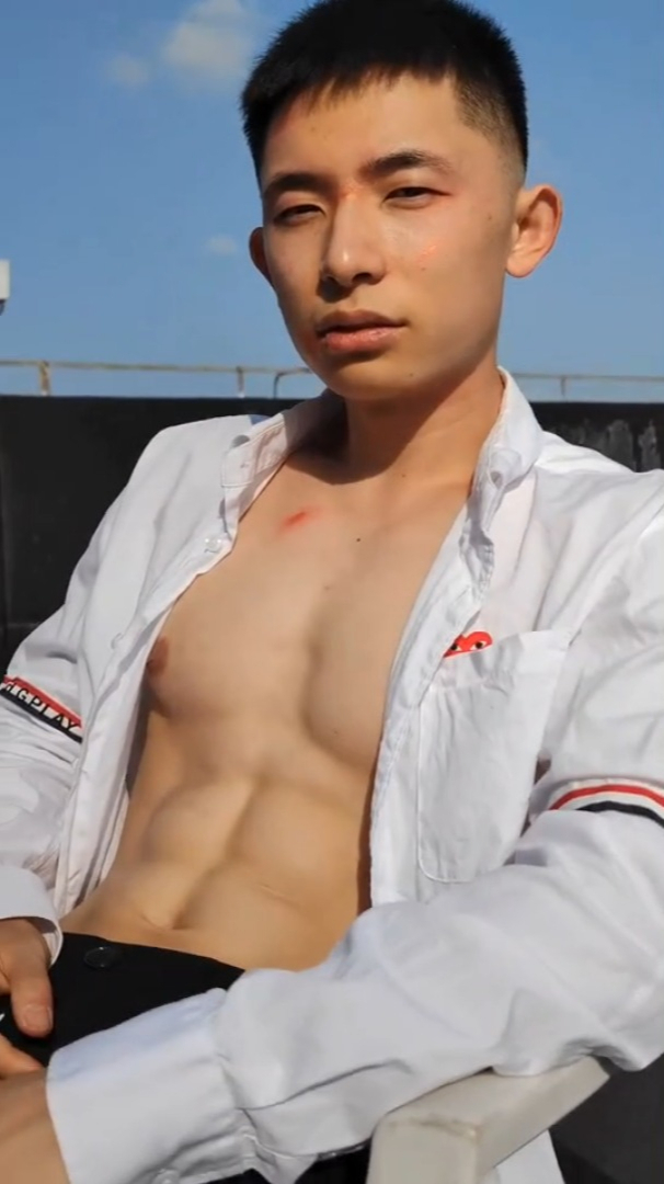 果然,满身肌肉是男孩子的加分项,这棱角分明的小腹肌,棒棒哒!