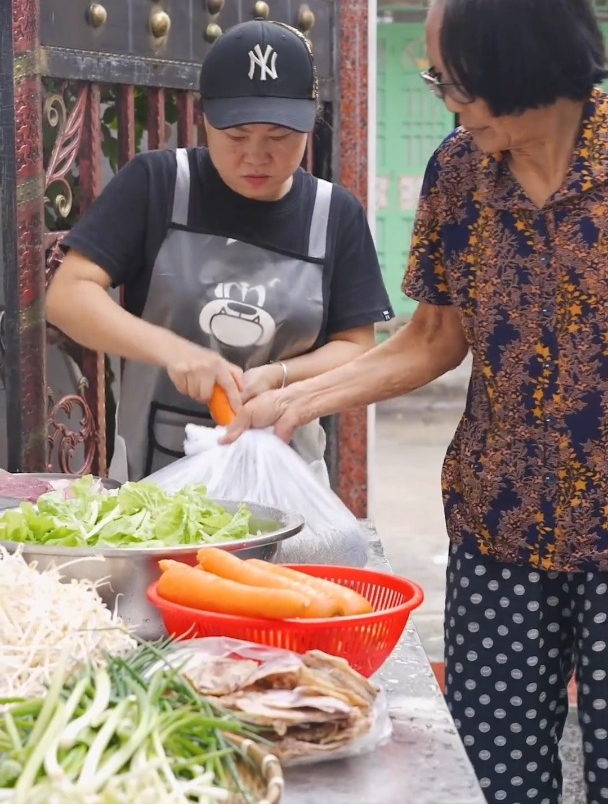 今天买了一大桌子的肉和青菜,去给奋斗一线的人送饭