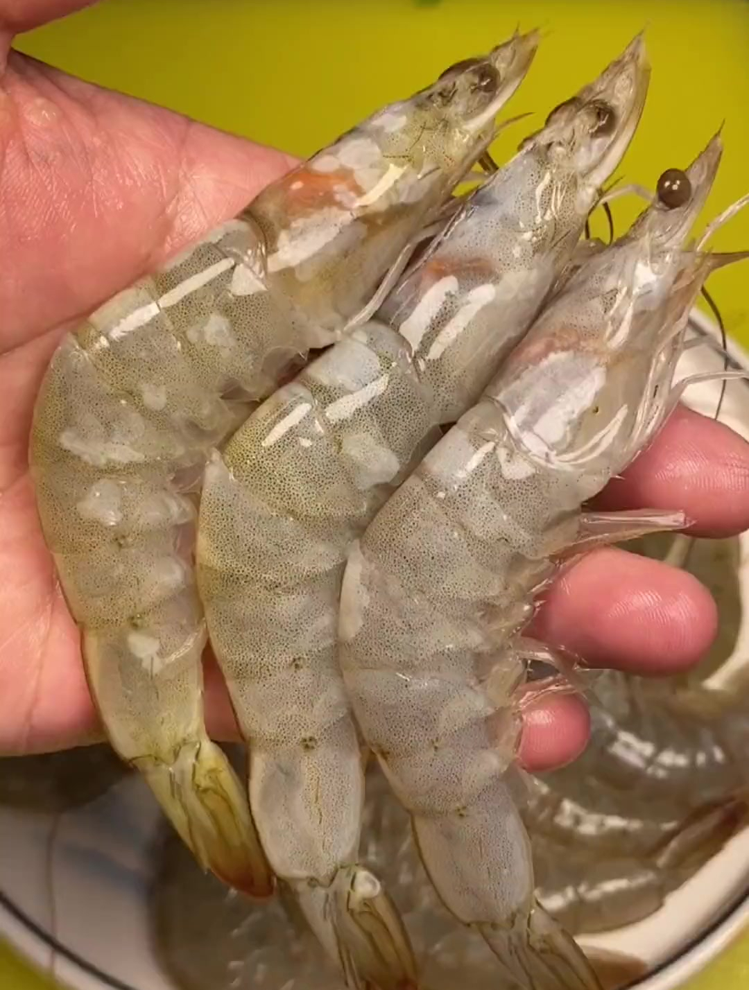 很多人吃大虾害怕里面有重金属,把虾头扔掉了是错误的
