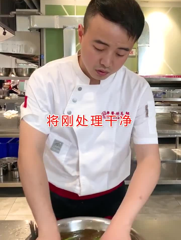 烤鱼腌制配方:盐25克、水400克、老姜25克