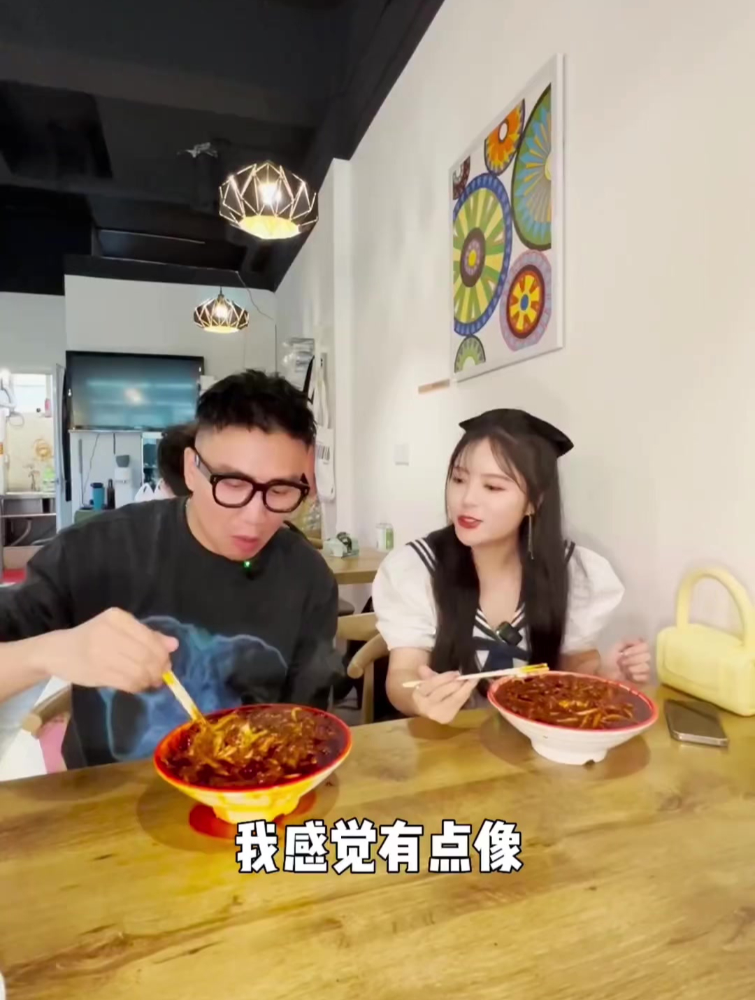 接四川“辣妹”挑战新疆“爆辣”炒米粉