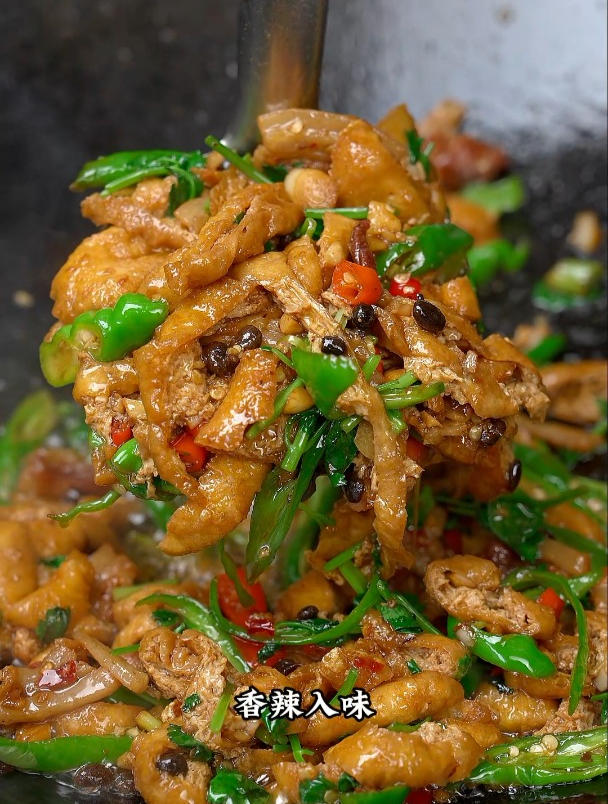菜市场两块钱的油豆腐切点肉丝炒一下真是太下饭了