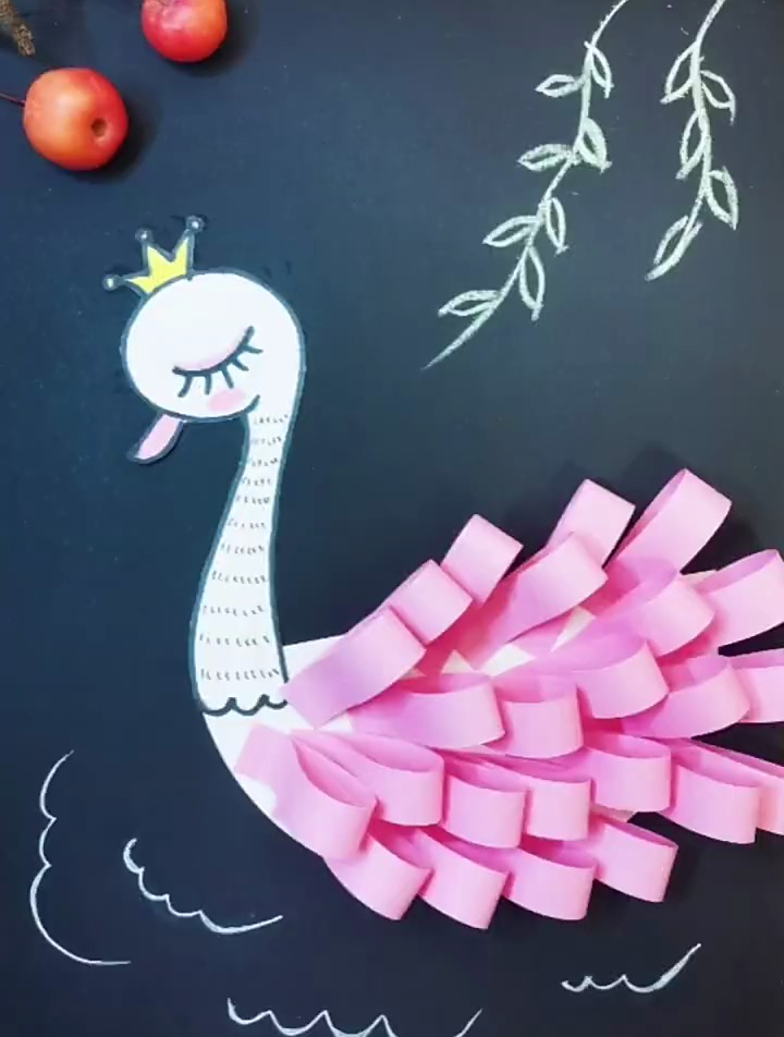 美丽的粉天鹅。只需要一张粉色纸,一张黑色和白色纸就可以啦