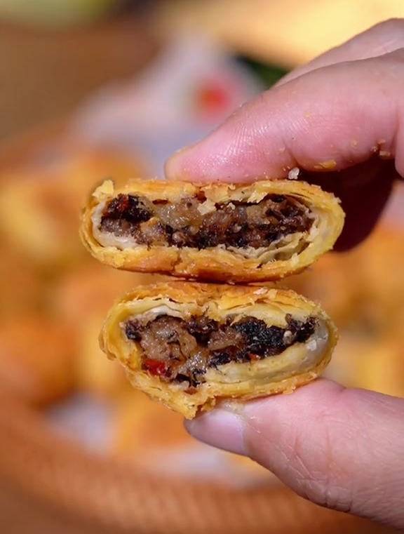 里面是梅干菜和肉,吃起来又酥又脆