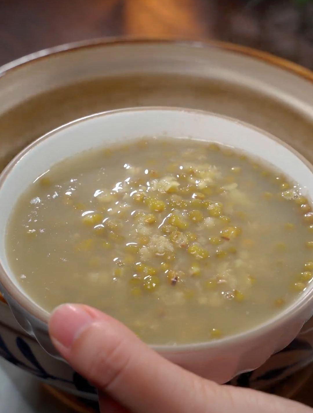 绿豆汤这样做,翠绿还不变色,冰镇后的绿豆汤更好喝