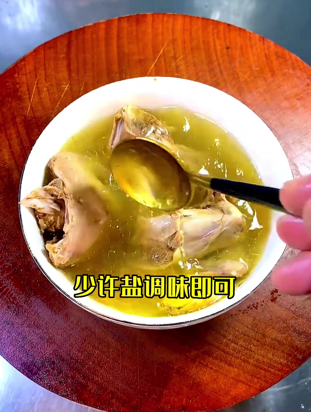 夏天吃饭没胃口。一道隔水炖鸽子鲍鱼给家人补补身体,小孩也爱喝