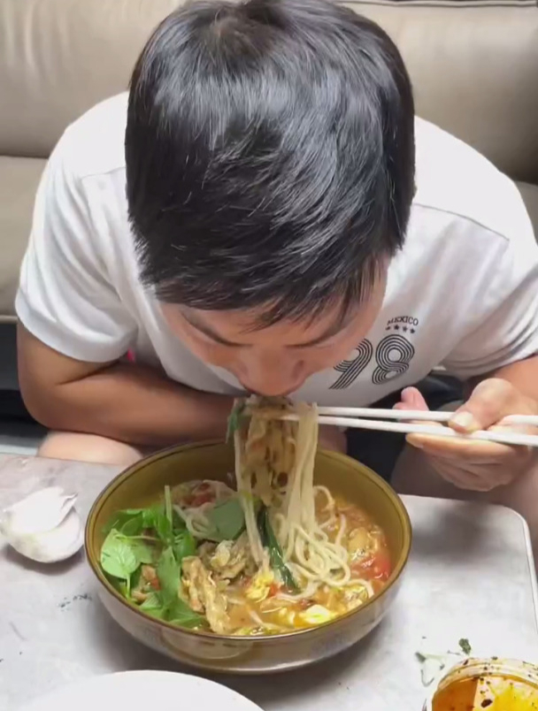 煎茄子捞面配荆芥,羊先生的最爱,再来一口洋葱,得劲得很