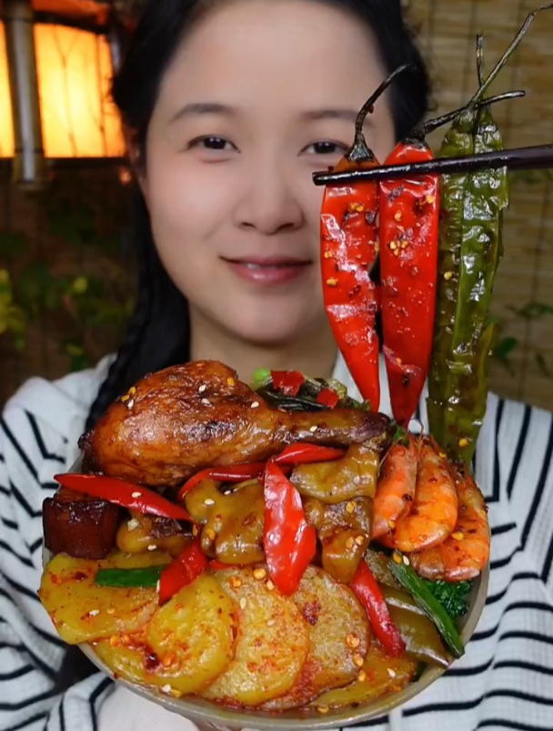 有泡椒炒肥肠,土豆片,大虾,还有香香的小鸡腿,全是营养丰富的