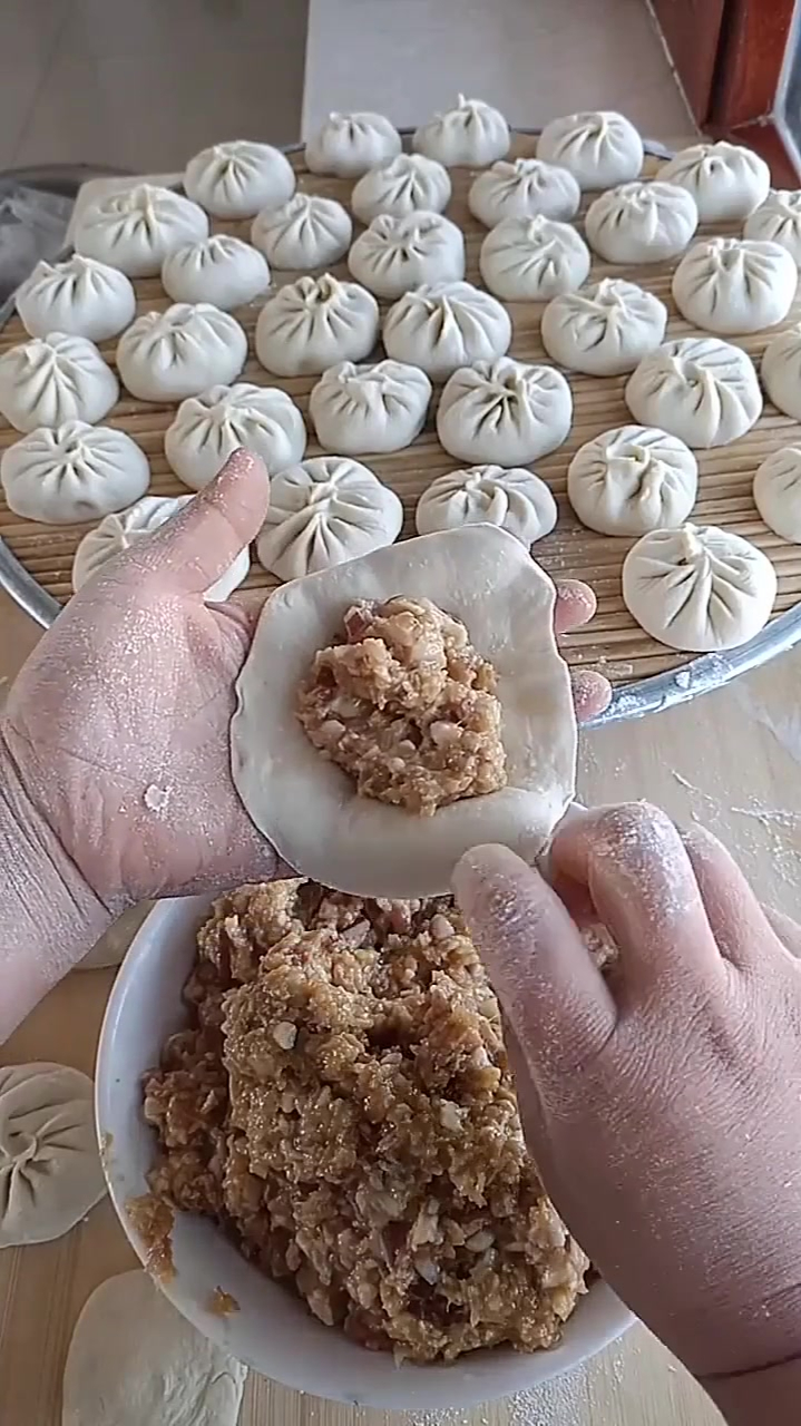 男人非要帮忙包饺子,他一辈子享福的命,这不是添乱是什么