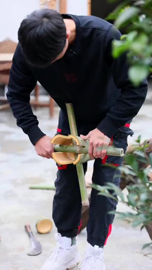 砍了几根竹子,给后院的菜园做了一套篱笆。看起来好看多了