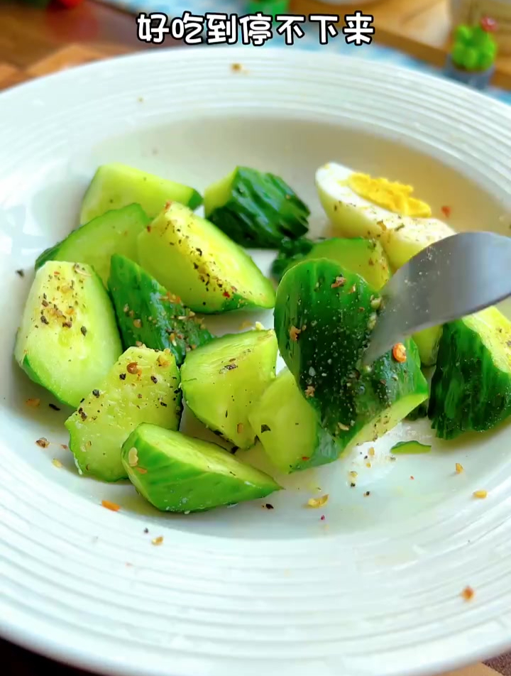 分享我今天的晚餐,水煮蛋搭配黄瓜