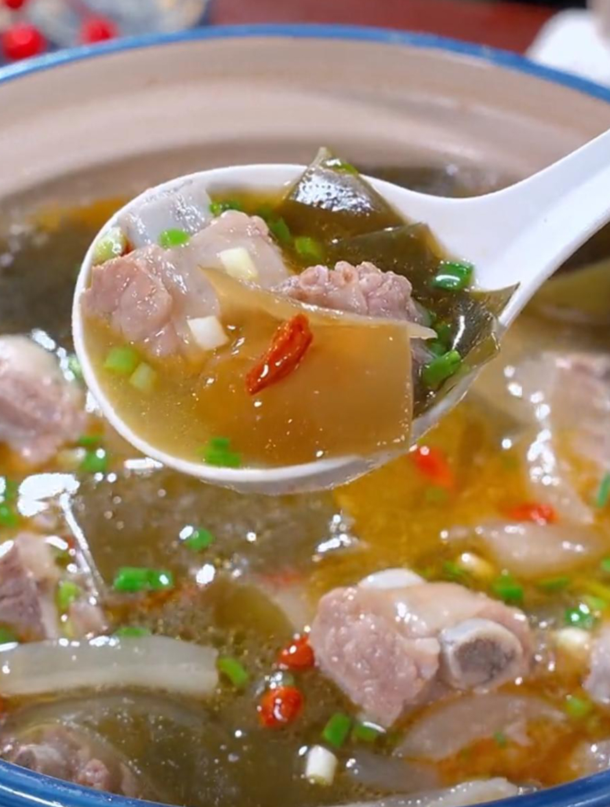 这样做的排骨酸萝卜汤,汤鲜味美,用汤汁泡饭都能吃三大碗