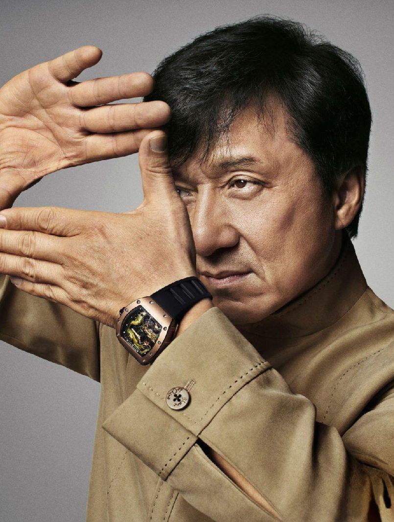 1983年成龙吃烧烤真实影像,食材丰富,生活惬意1