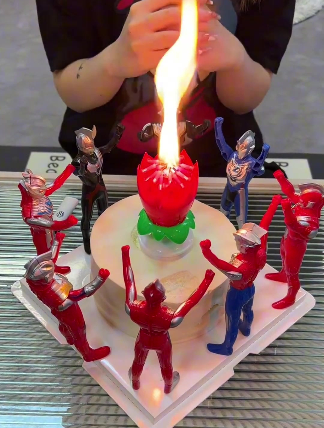 逗比女朋友的生日,连吃个蛋糕都那么有仪式感!