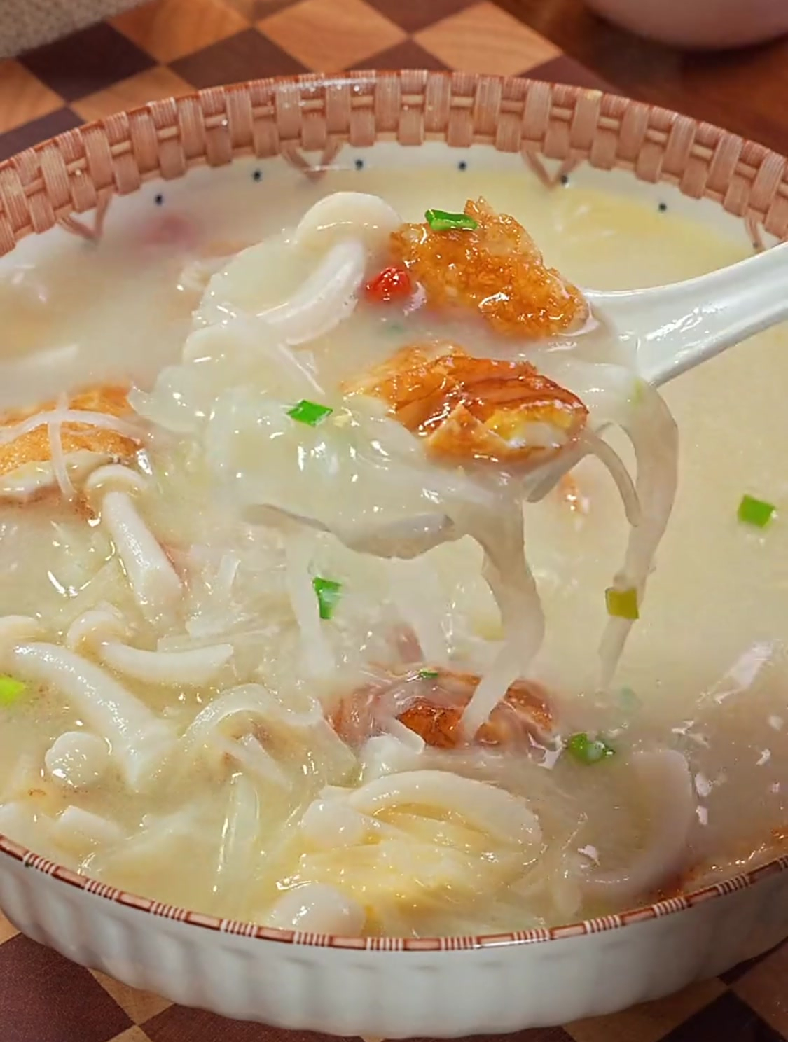 白萝卜配母鸡蛋做汤,味道好极了