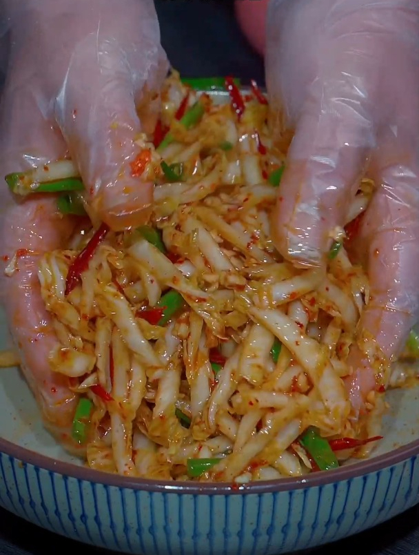 大鱼大肉吃腻了,做一道这样的凉拌白菜,酸辣爽口又好吃!