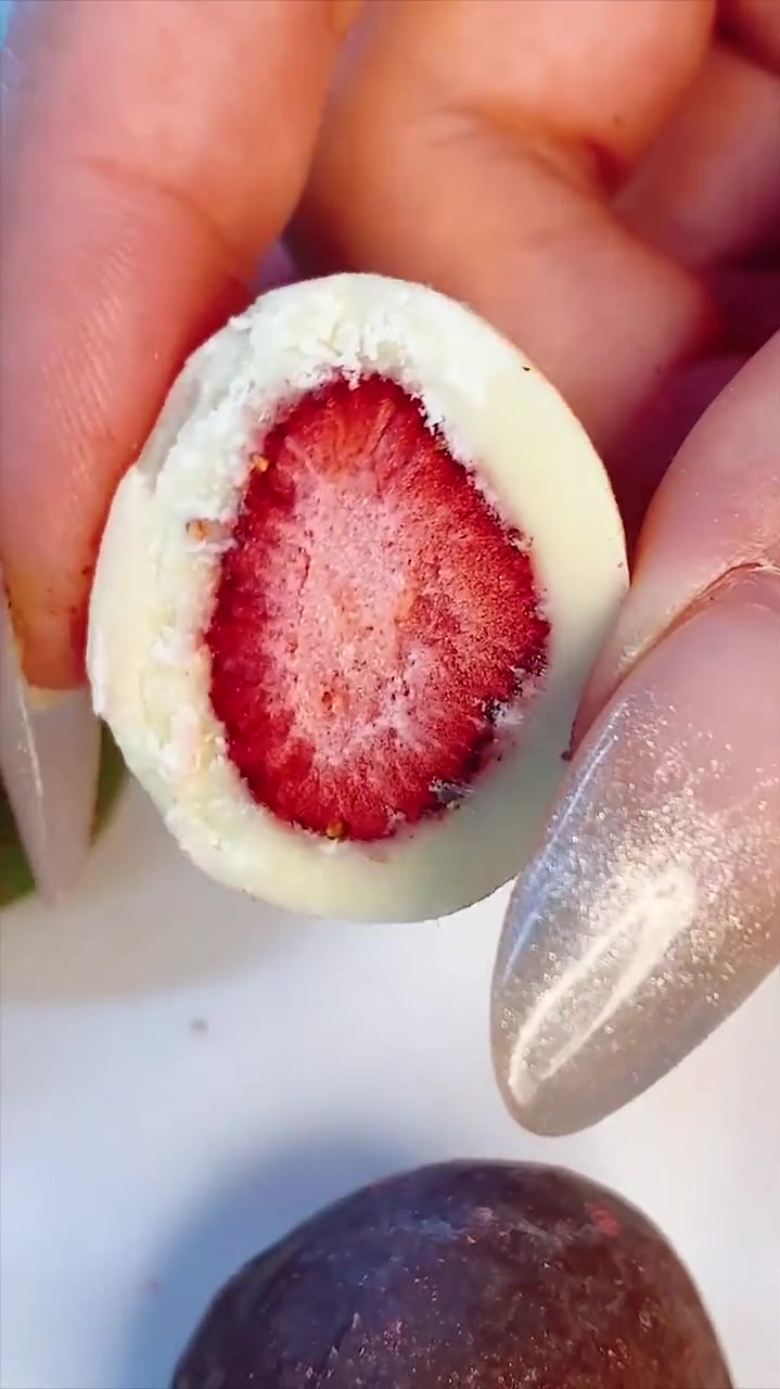 草莓夹心巧克力,草莓和巧克力的完美结合好好吃啊!零食
