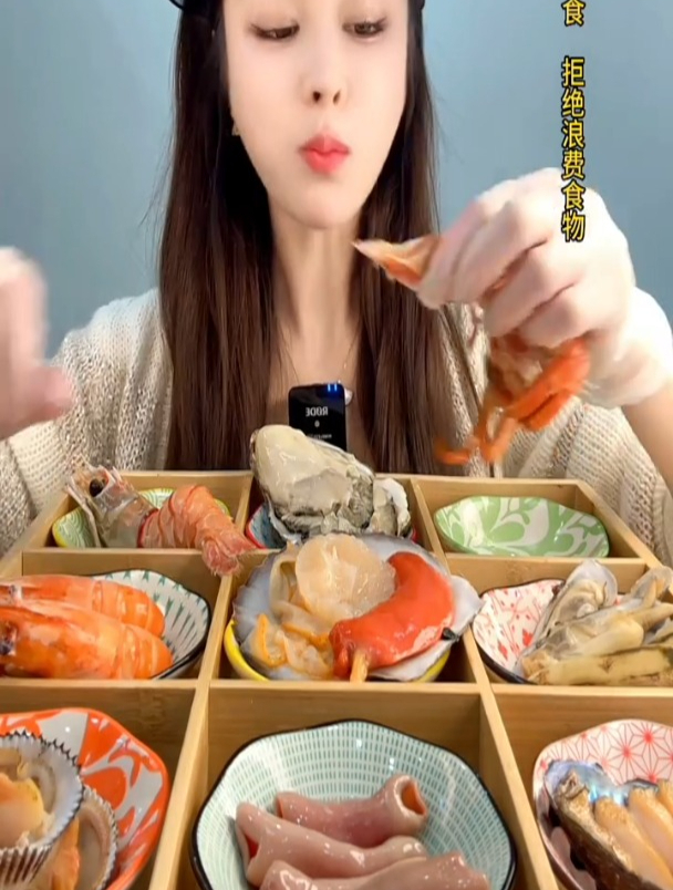 海鲜九宫格拼盘,很鲜的虾怪,老肥的生蚝,很大个的文贝,全好鲜