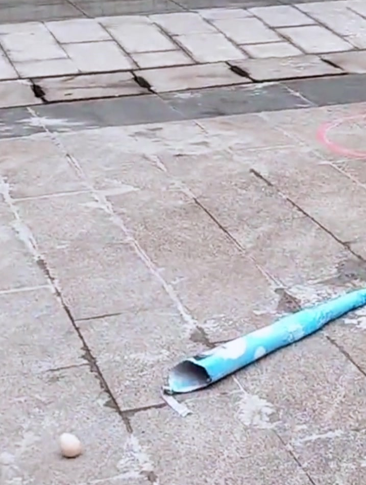 学校“鸡蛋撞地球”实验,旨在开放同学的创造力,网友:好羡慕