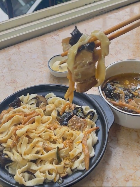 凭什么一碗面卖人五十,一层面一层卤,吃过以后才知道物超所值
