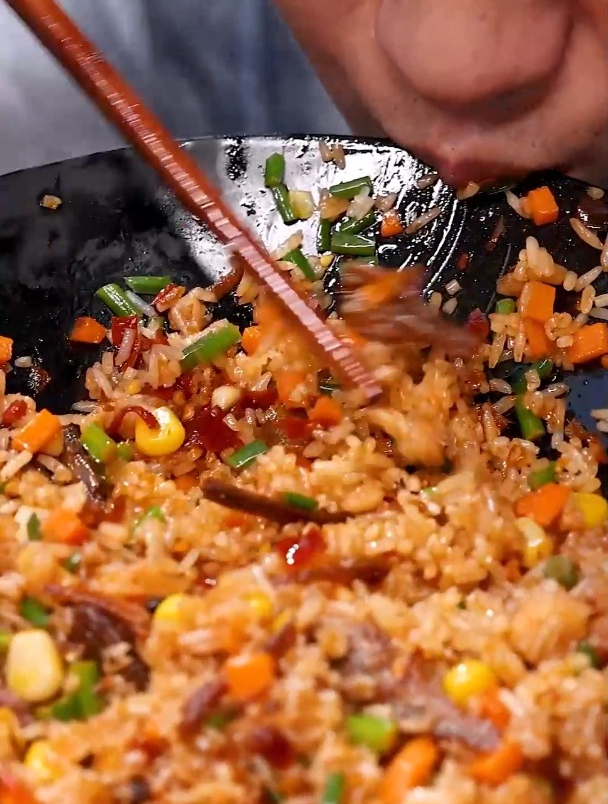 湖南的辣椒炒制 重辣左右拌饭吃 辣的好爽柴火鱼