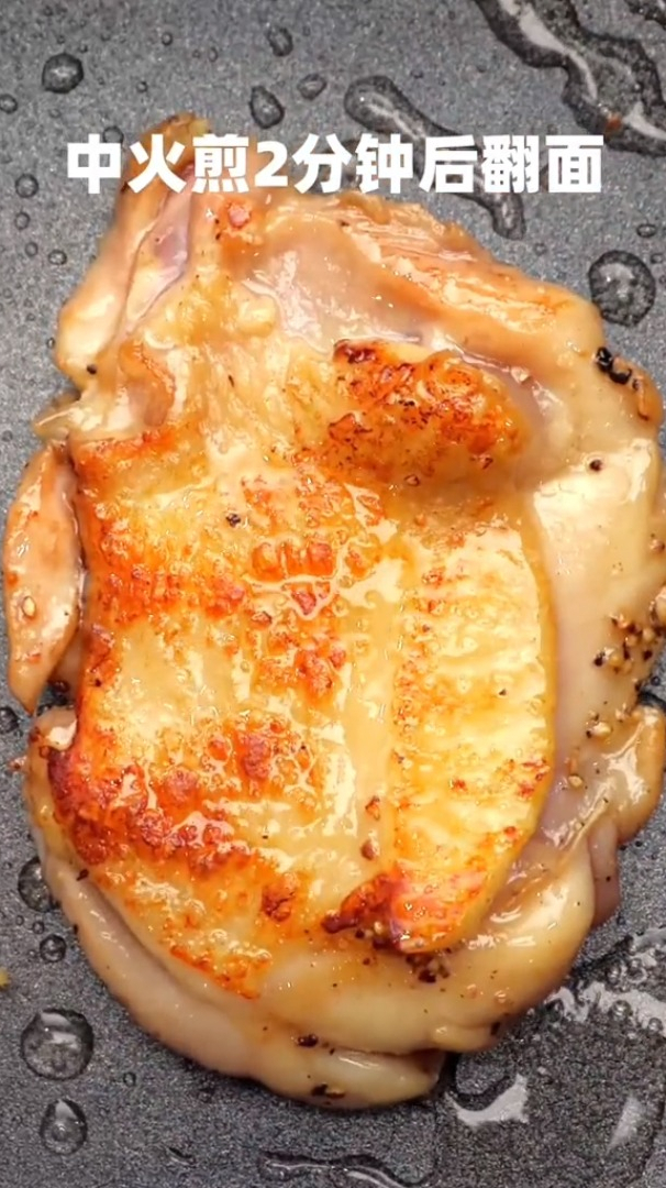 技巧满分,难度为0的香煎鸡腿肉!表皮焦脆还有满满的肉汁,根本吃不够～