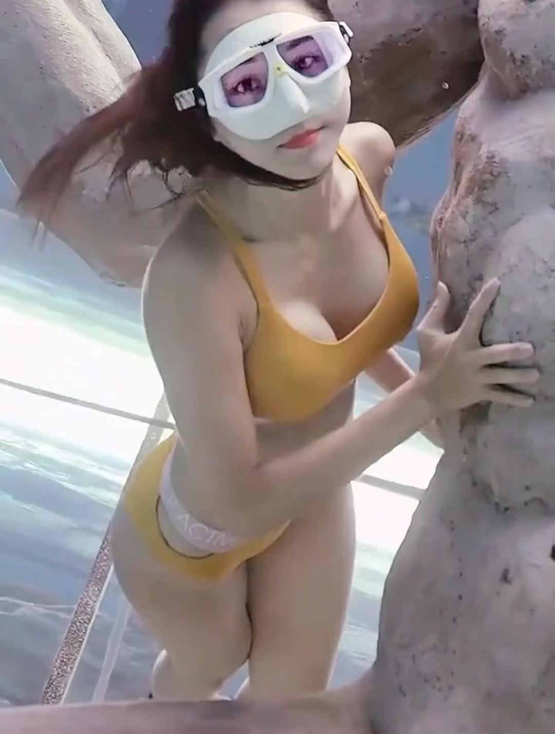 泳装美女不借助外力潜水,像极了没有尾巴的美人鱼!