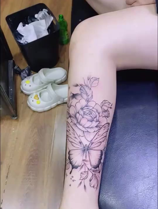 小姐姐喜欢纹身,虽然还没上色,但是依然很好看