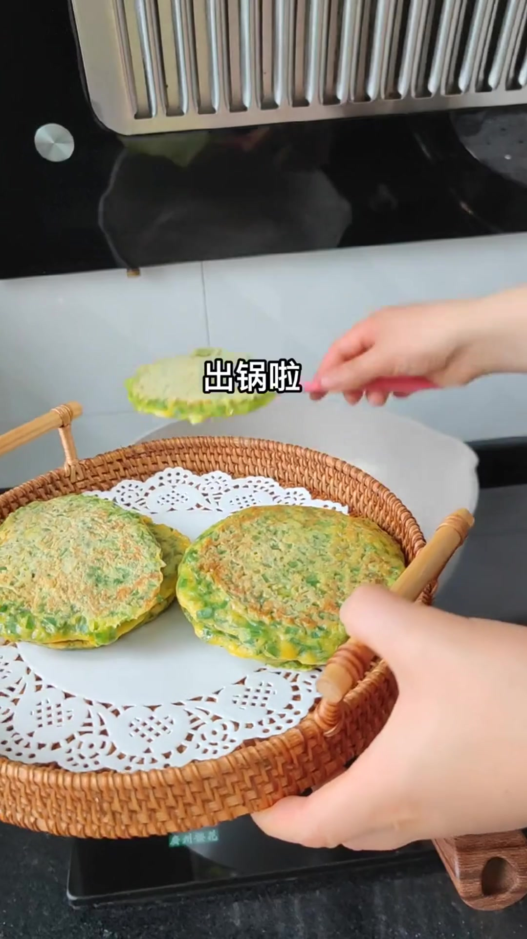今天做了全家爱吃的灌汤小笼包,韭菜鸡蛋饼和养胃小米玉米粥
