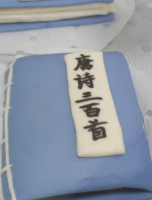 现在蒸馒头也这么卷了吗?山东女子把饽饽做成诗书