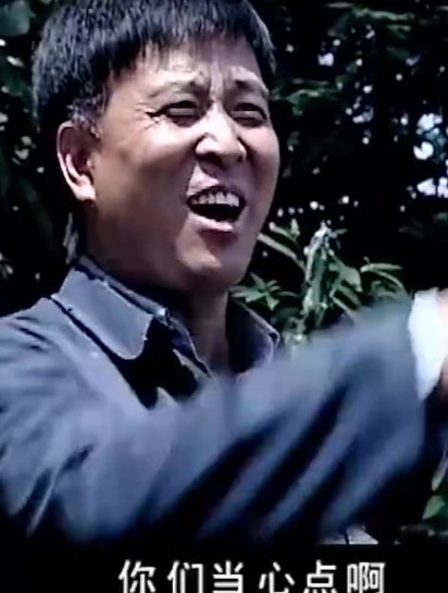 小孩放狗下水,不料湖中有食人鱼,小黑狗下水三秒只剩白骨!