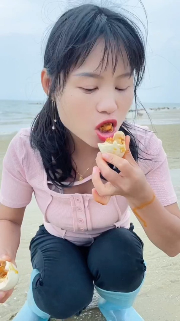渔妹家海边散养的海鸭子下的蛋,烤熟之后个个翻沙冒油非常好吃!
