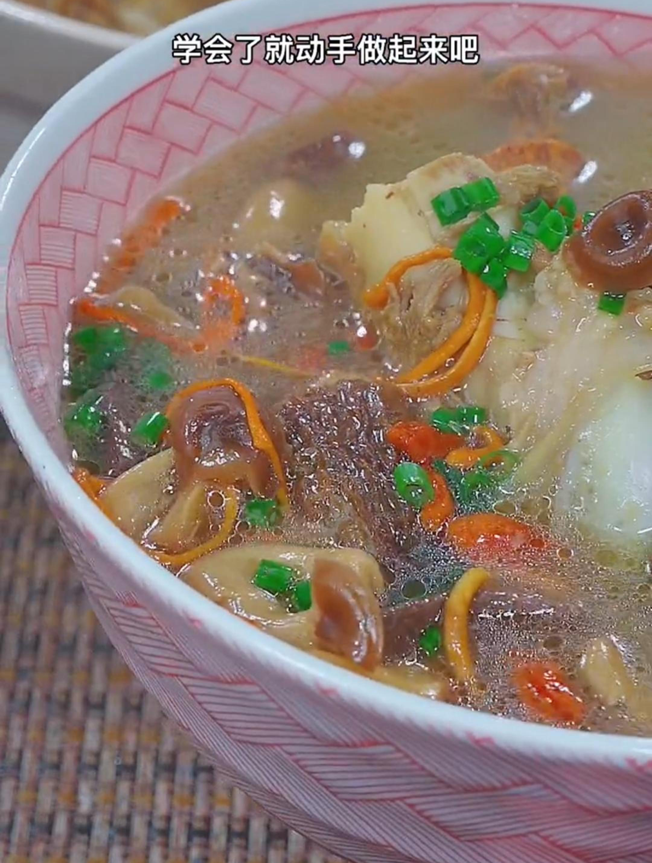 这样炖的骨头汤,汤鲜味美
