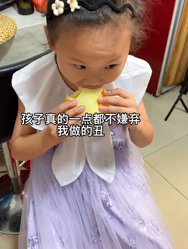 今天给孩子做了香橙蛋糕,虽然丑但是一点也不影响她夸我