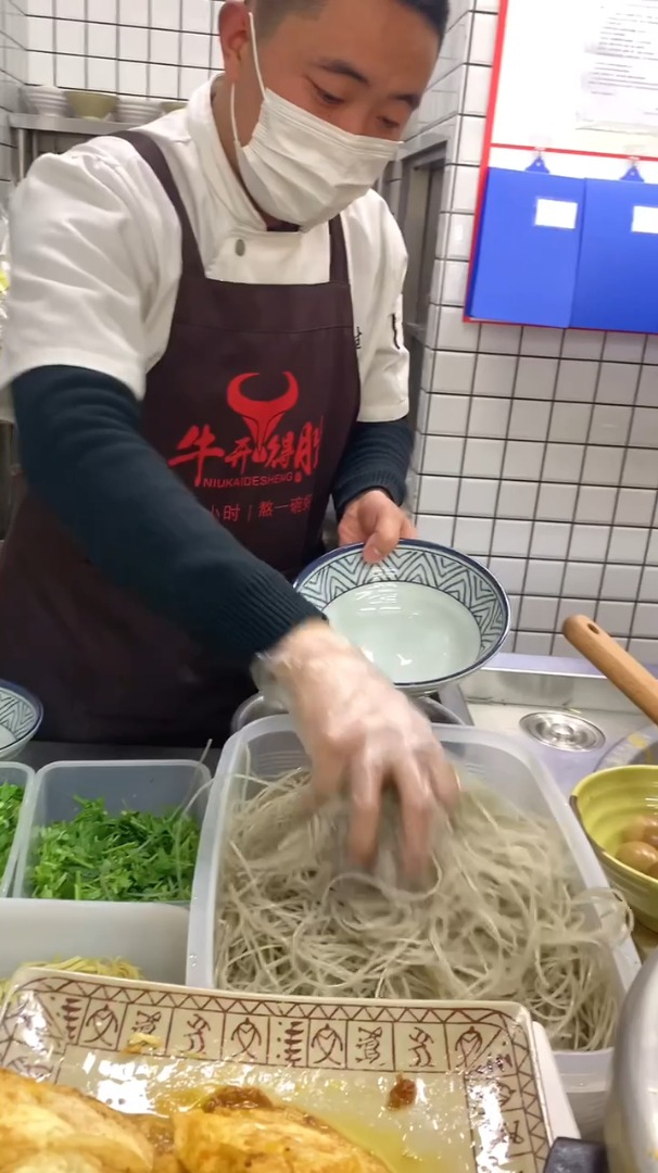 80后小伙有房有车全靠底料和牛骨汤,十几年牛肉汤老店配方公开