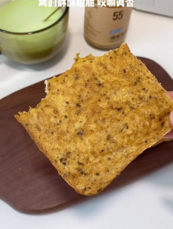 全麦吐司抹上蒜香黄油酱,酥酥脆脆真的太好吃了