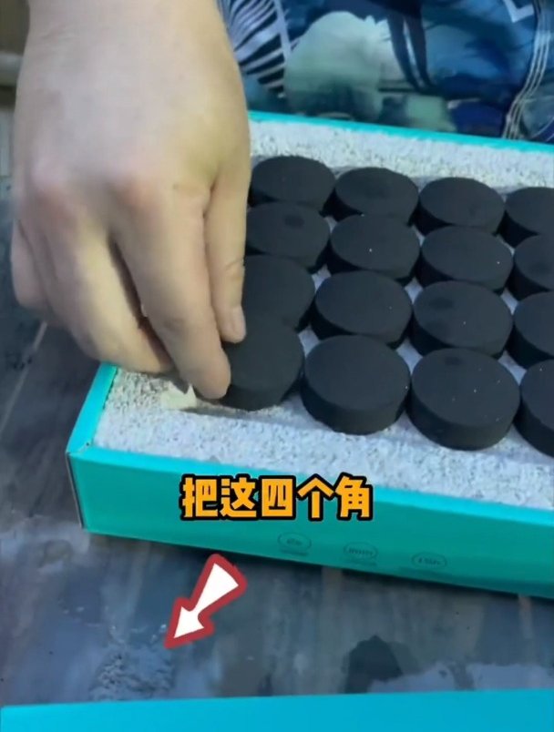一次性烧烤炉,便携方便 一点即燃,烤完直接扔,户外野营好帮手