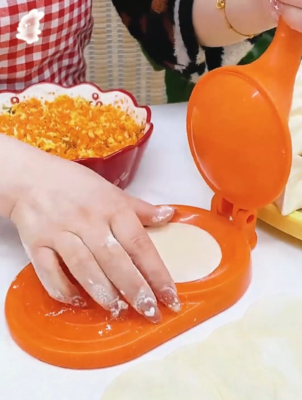 这款压饺子皮机,妈妈说1分钟能压1百个饺子皮,真的太好用了