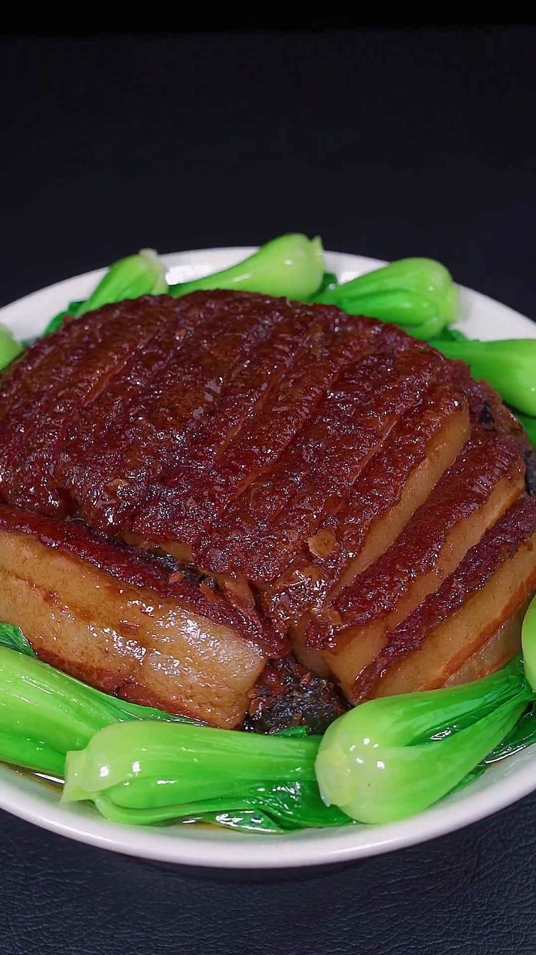 在家里能做出简单又好吃梅菜扣肉,今天分享给大家