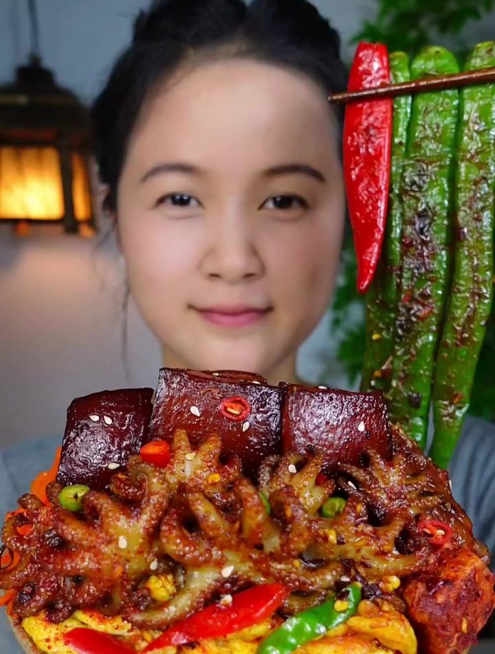 开饭啦兄弟姐妹们!今天吃个麻辣八爪鱼,红烧肉,香喷喷的家常饭