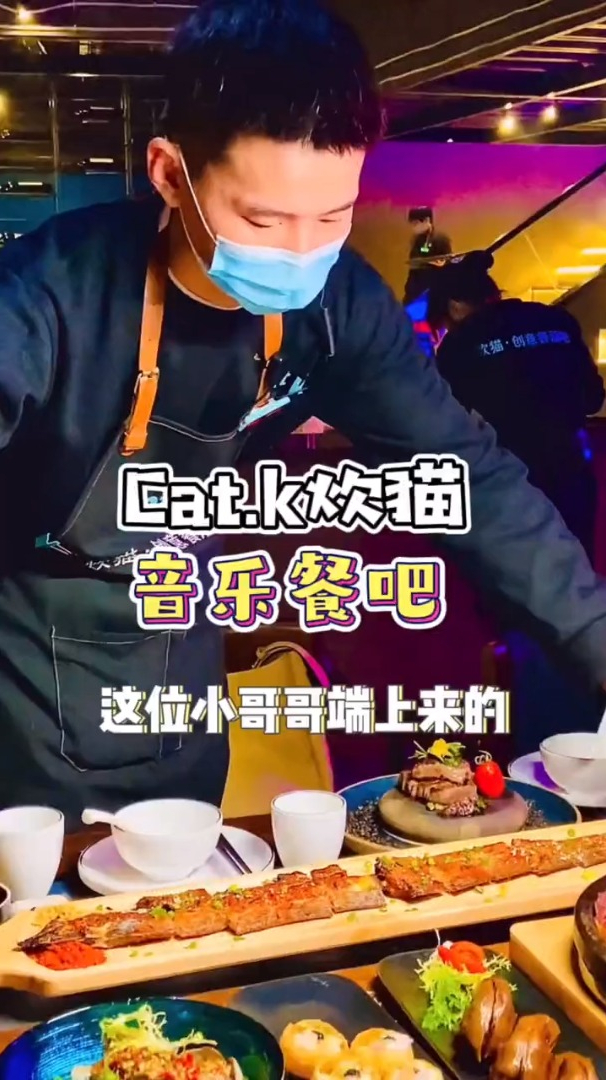 旺街开了一家可以吃午餐下午茶晚餐和宵夜的音乐餐吧,氛围感不错